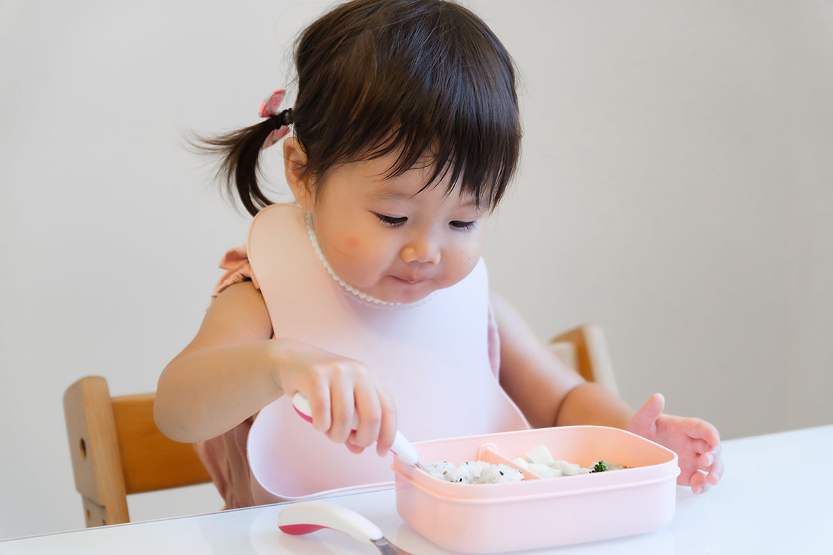 Come insegnare ai bambini a mangiare da soli