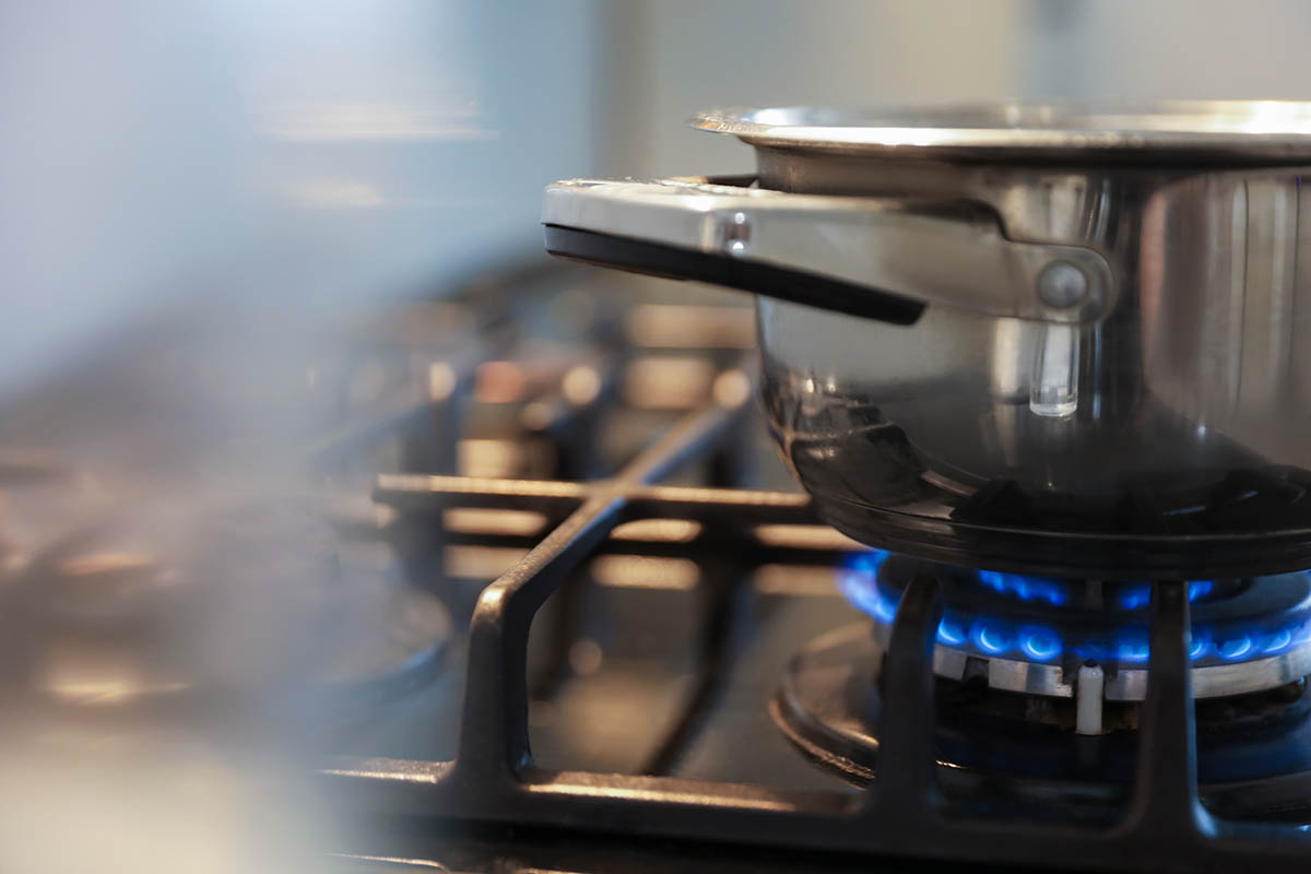 Bollette care: 8 errori quotidiani che fanno consumare più energia in casa
