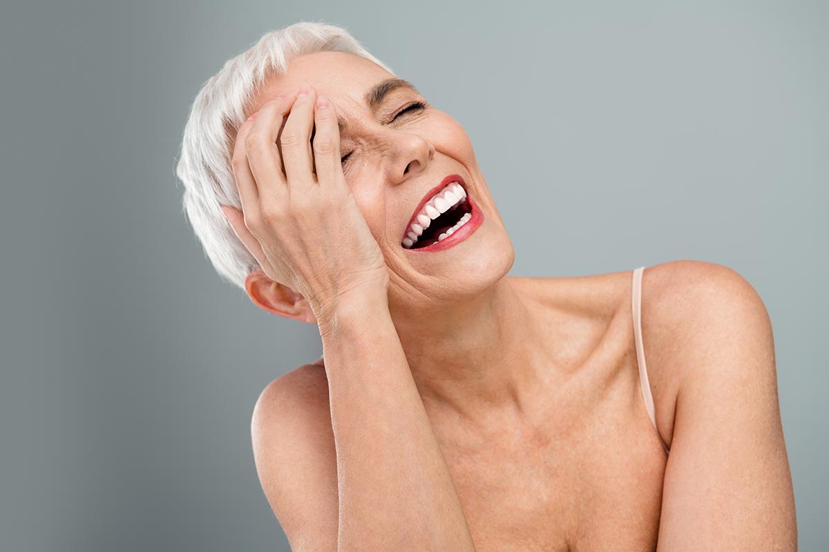 Perché sempre più donne smettono di tingersi e scelgono di accogliere i capelli bianchi e grigi?