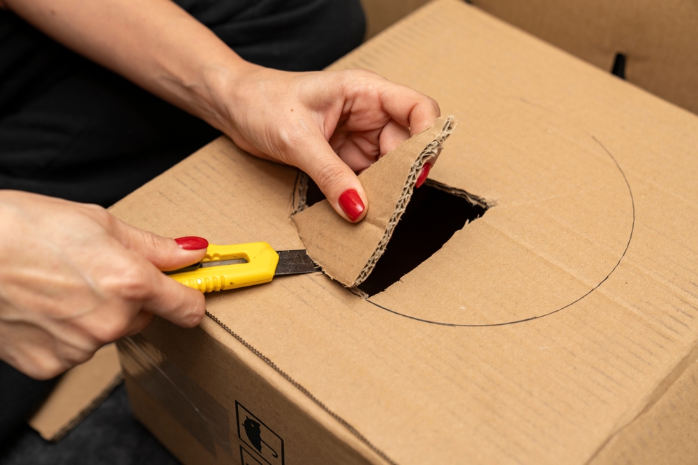 Casetta luminosa con scatolone per bambini: come realizzarla