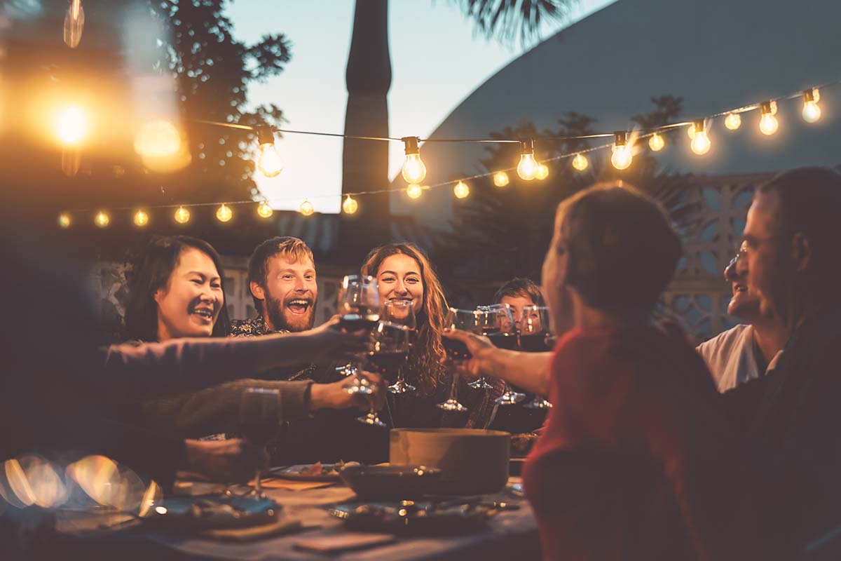 Come allestire la tavola per una cena estiva con amici in terrazza