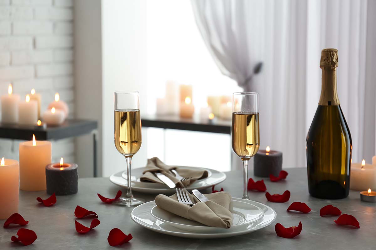 Come organizzare una cena romantica senza uscire