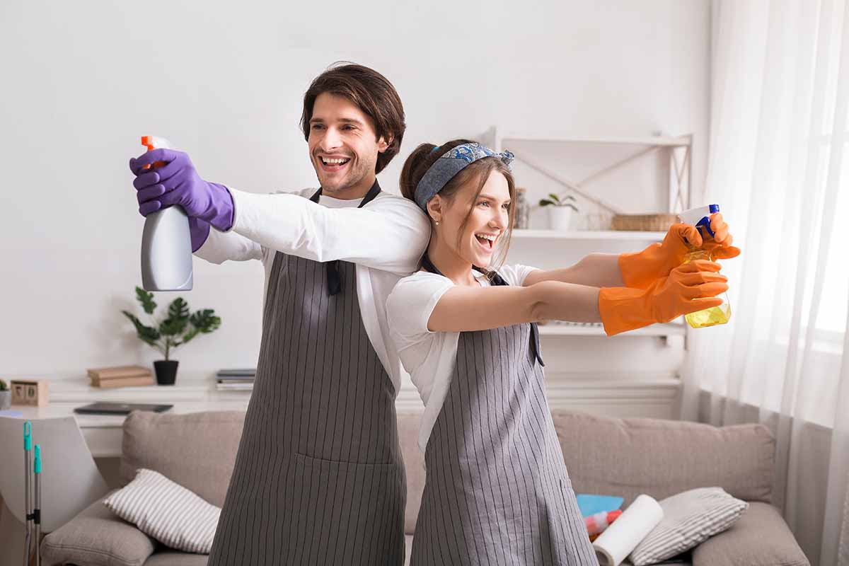La checklist delle pulizie di casa per chi lavora