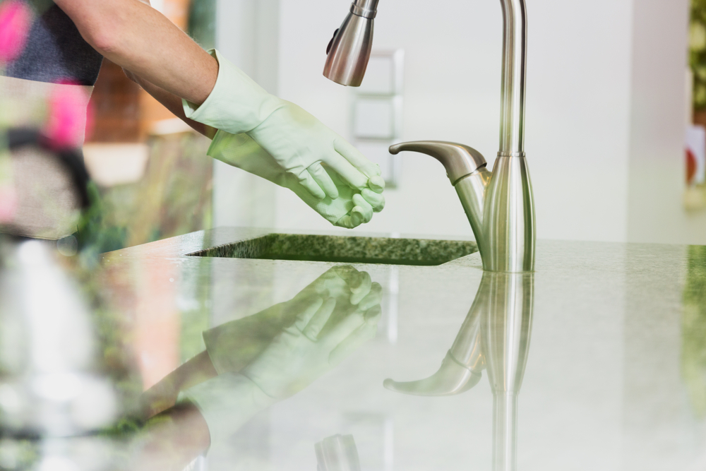 La guida su come togliere il verde da rubinetti