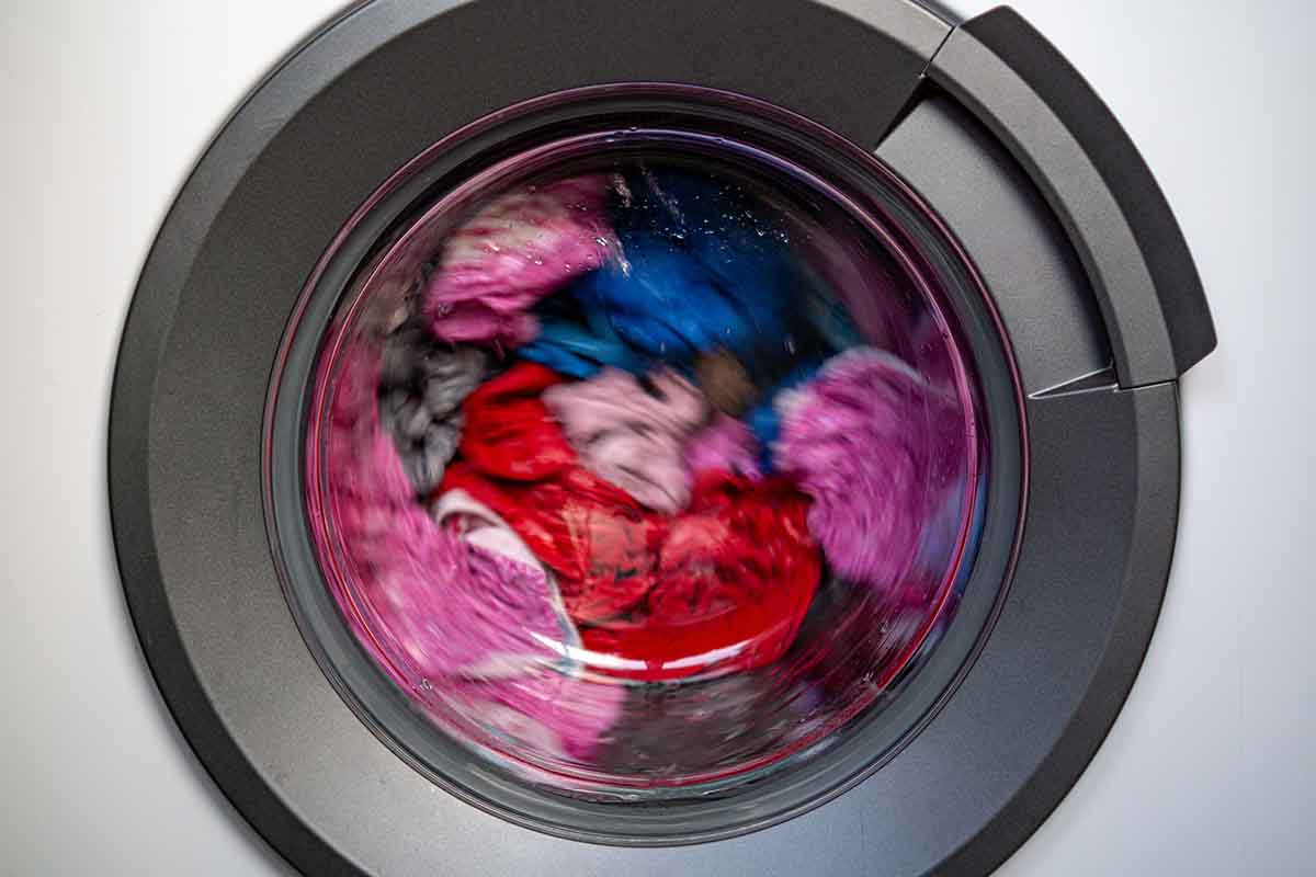 Cosa lavare a freddo: i capi che non amano l'acqua calda