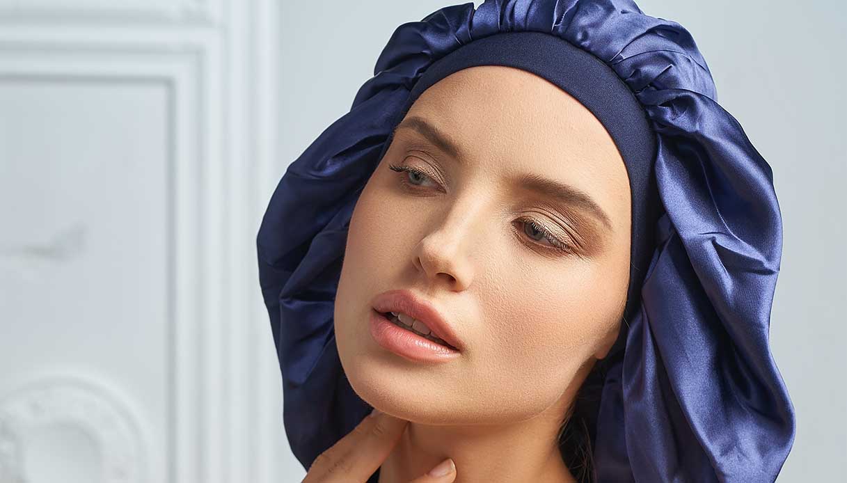 Perché dovremmo indossare una cuffia di seta sui capelli prima di andare a letto