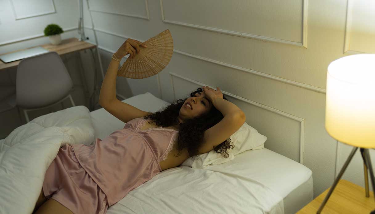 Perché dormiamo peggio in estate: come riposare meglio