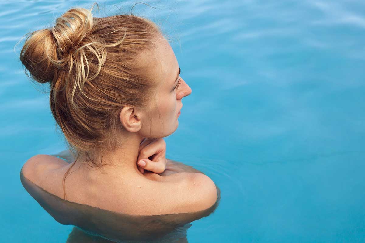 Come eliminare il verde dai capelli biondi dopo la piscina