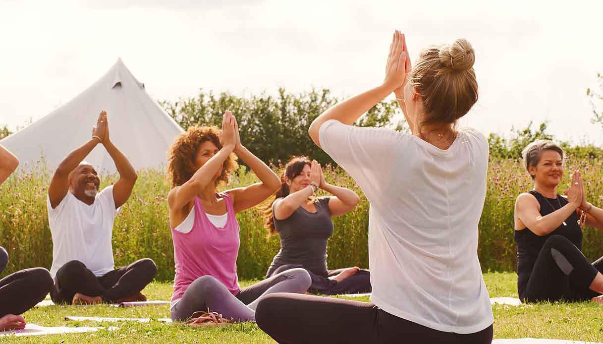 Perché non possiamo più fare a meno di fare yoga all'aperto