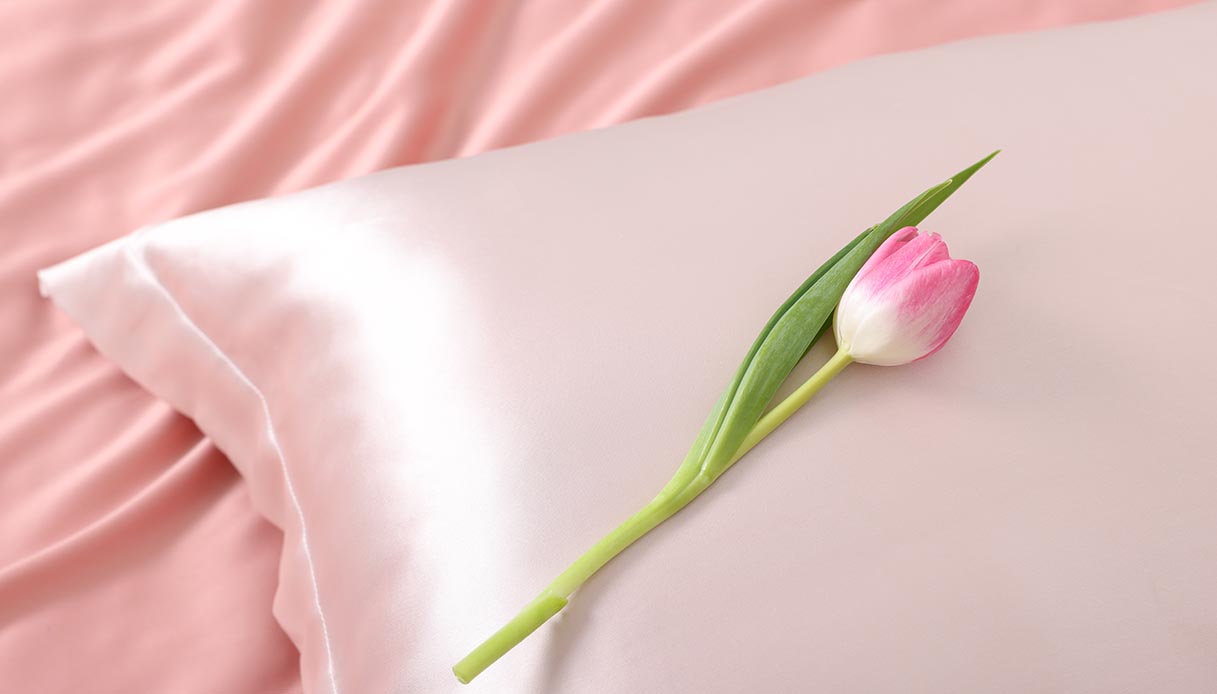 Perché preferiamo usare le federe di seta: 10 benefici da conoscere