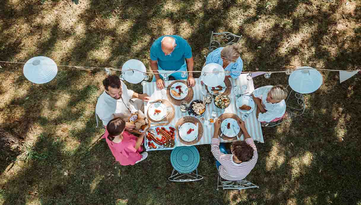 Abbiamo organizzato una festa in giardino con un budget limitato: ecco cosa ha funzionato