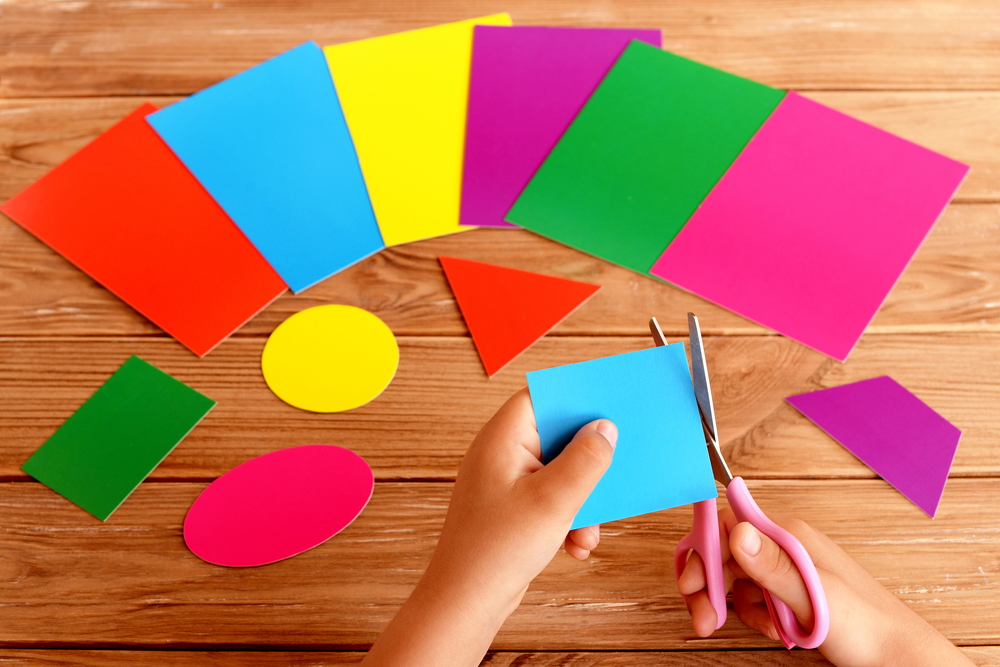 Festoni con forme geometriche sospese: idea fai da te per party