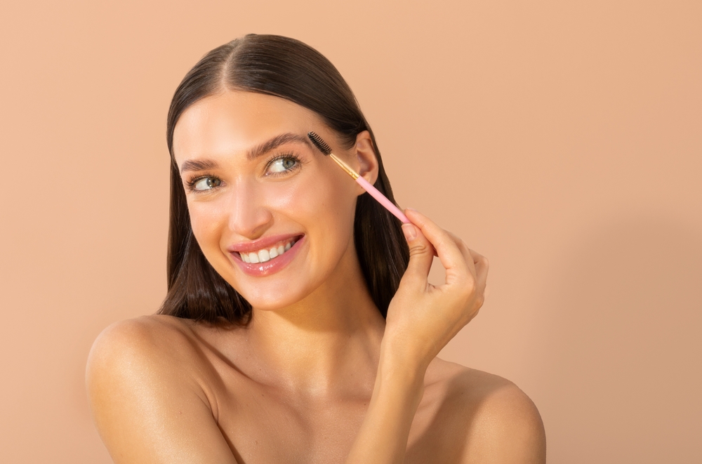 Sopracciglia in disordine? Il gel trasparente è il tuo nuovo migliore amico!