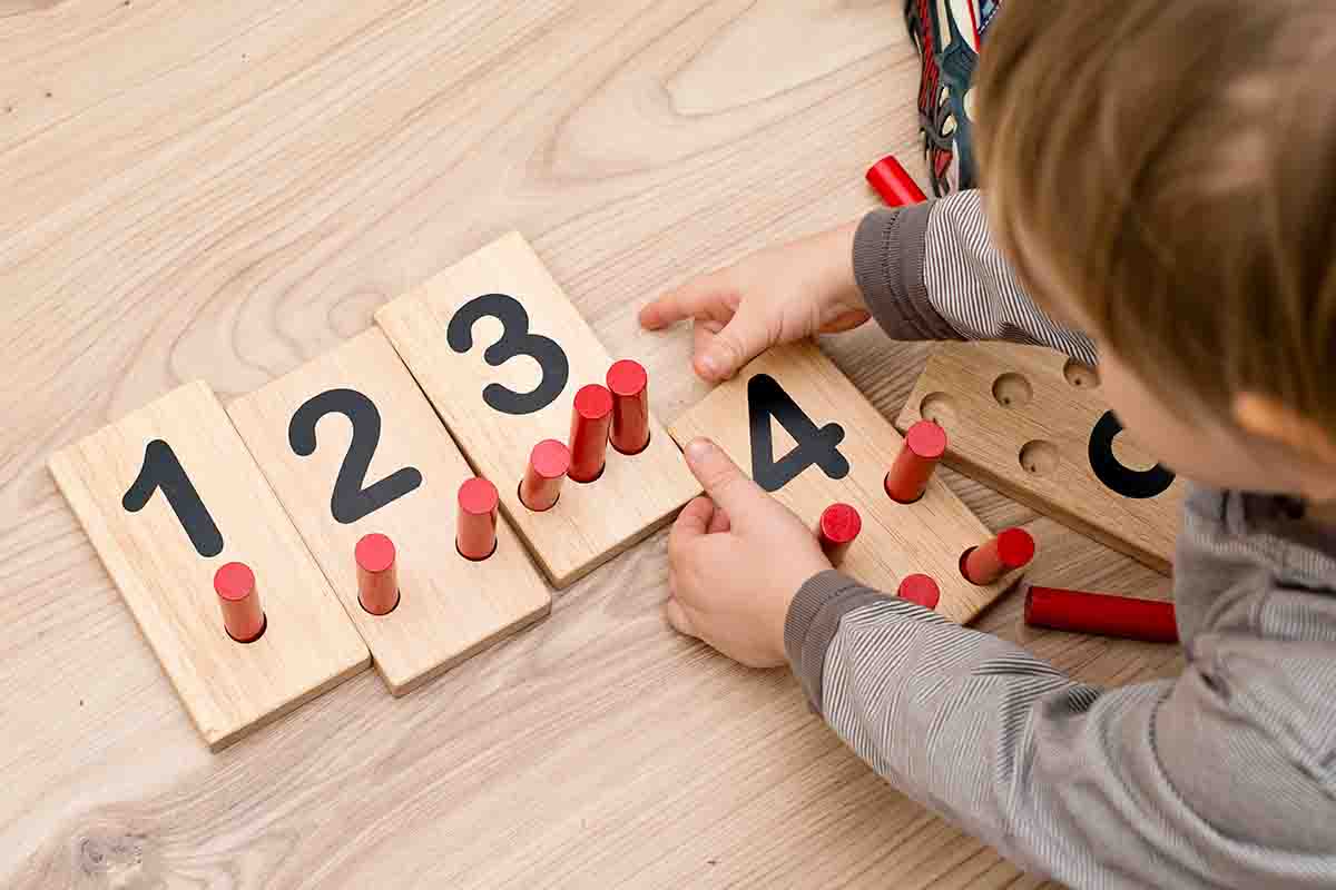 I migliori giochi Montessori indoor per i pomeriggi di pioggia