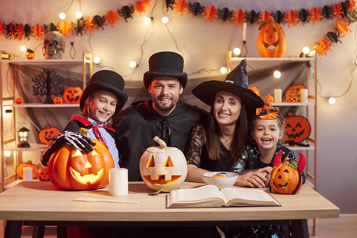 Halloween in famiglia: giochi, menu facile e idee per una serata divertente a casa