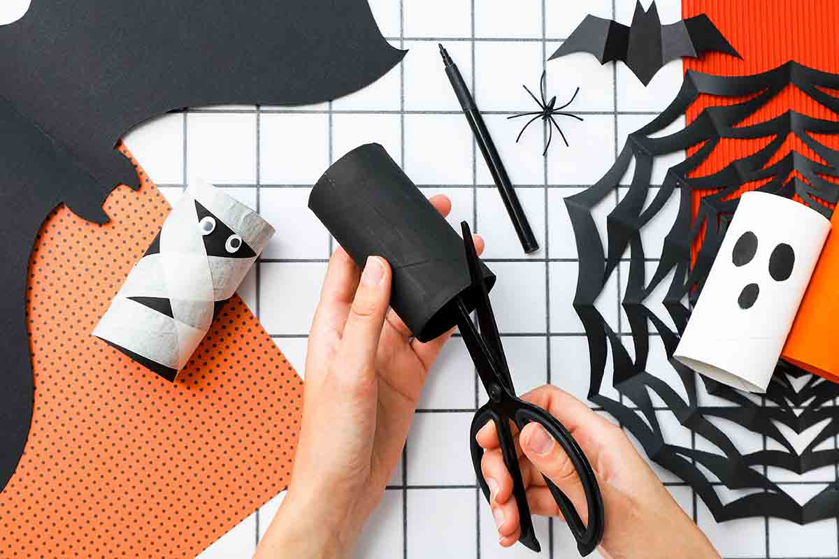 Halloween senza spendere troppo: costumi, decorazioni e idee da realizzare con quello che hai già