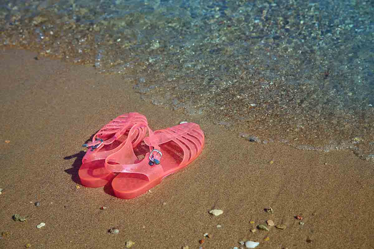 Jelly shoes alla moda: come indossarle