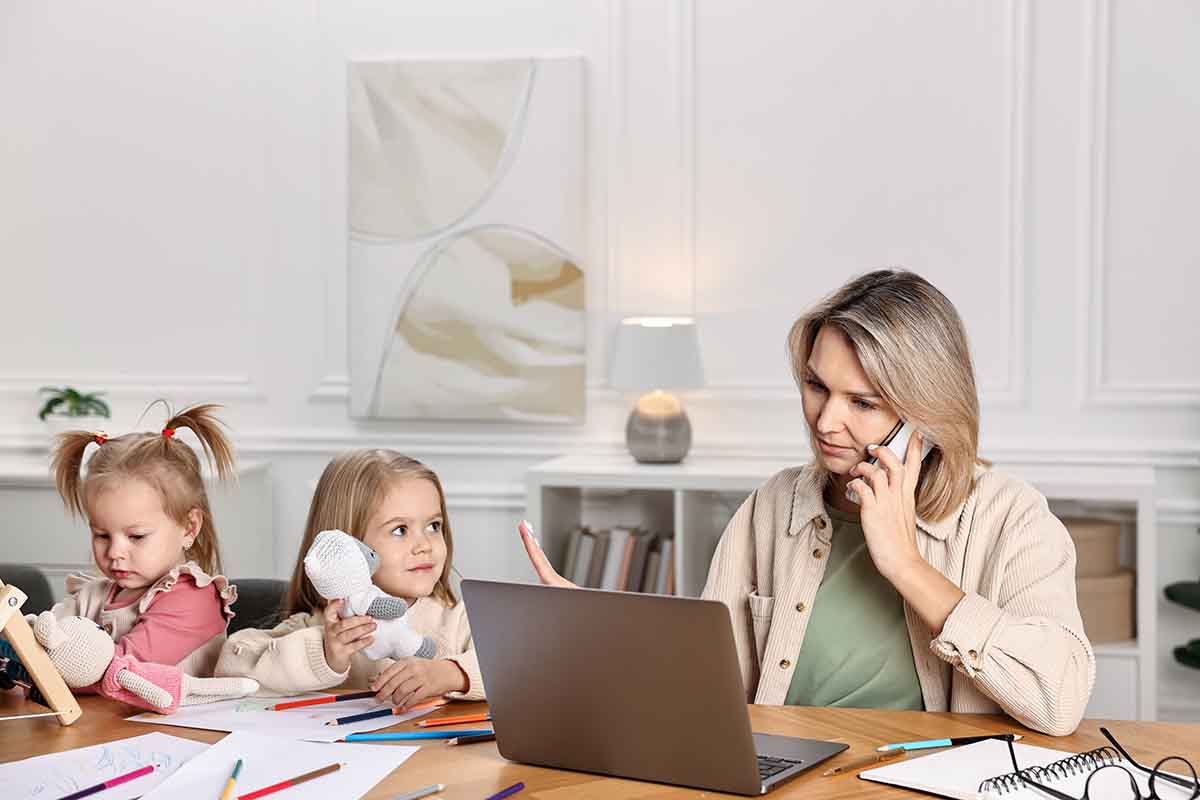 Lavorare da casa con i figli in vacanza: strategie realistiche per sopravvivere all'estate