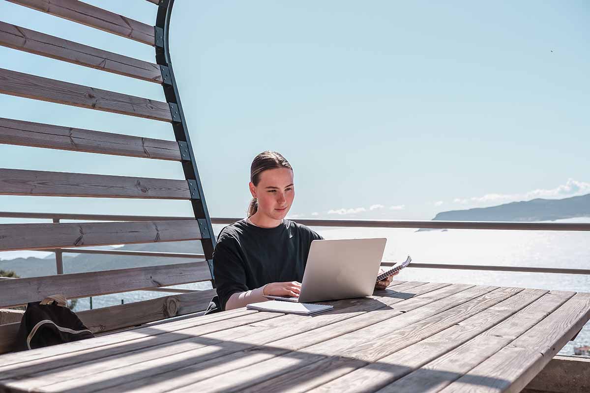 Lavorare in vacanza: i pro e i contro