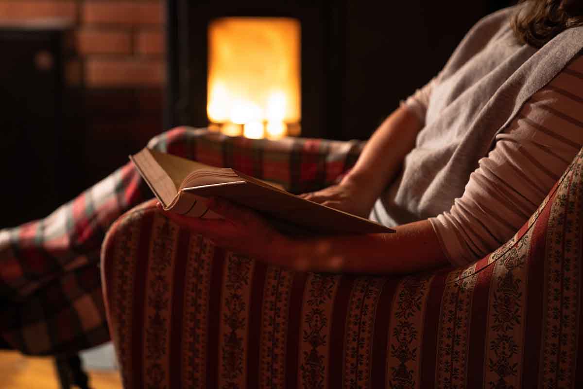 Luci calde in casa: perché cambiano completamente l'atmosfera