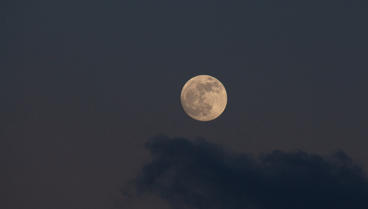 Come la luna piena influenza il nostro sonno