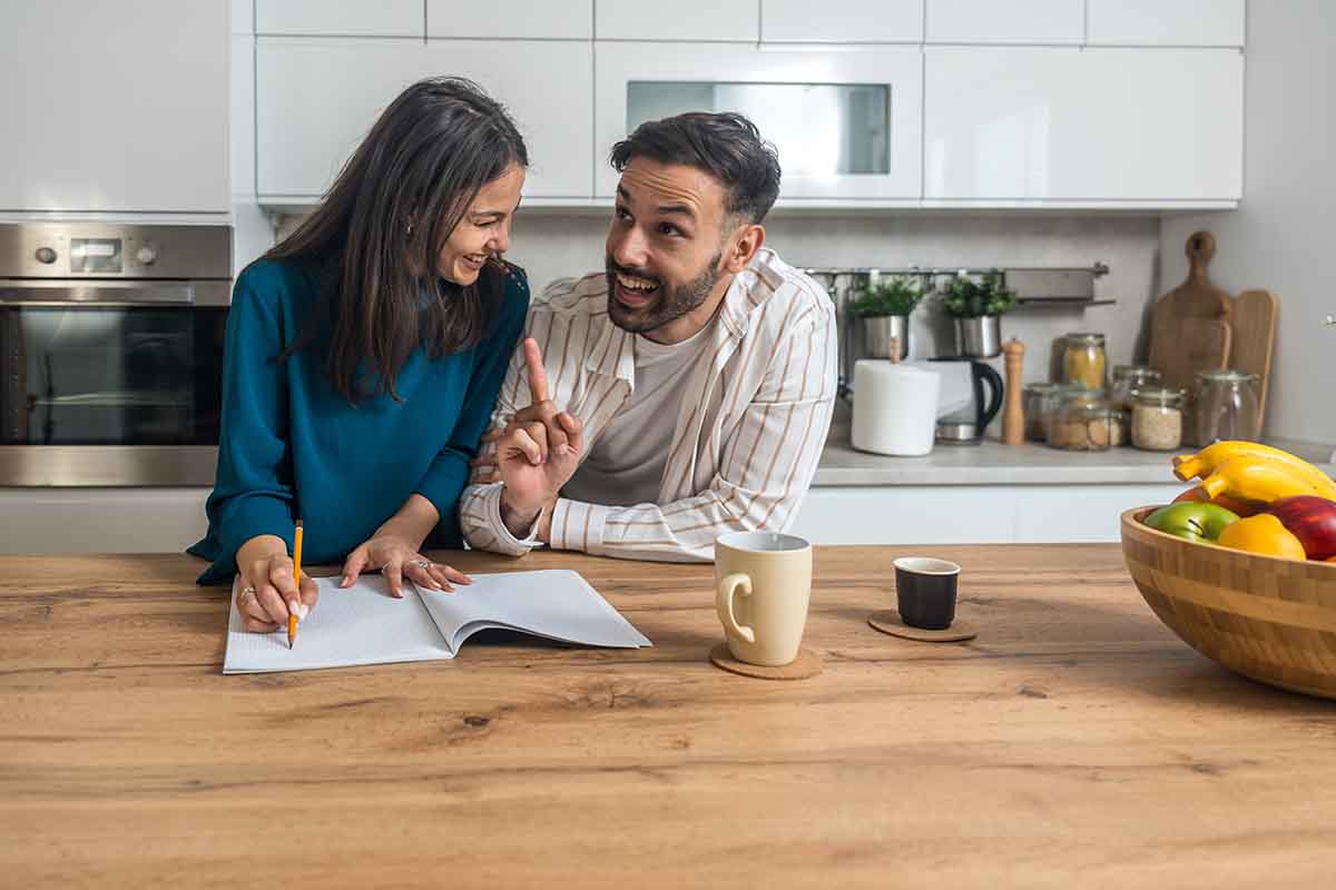 Mental load di coppia: chi organizza davvero la vita familiare?