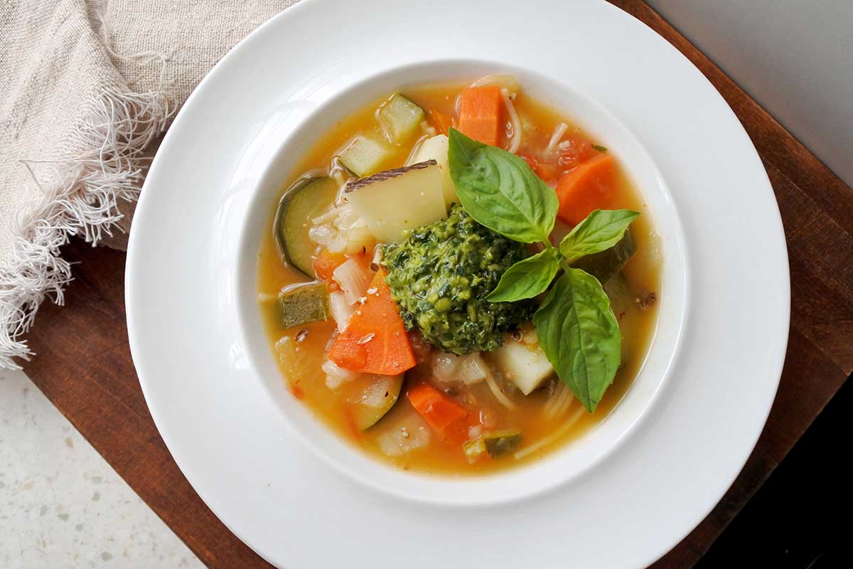Abbiamo trasformato il minestrone in un piatto estivo e ci è piaciuto tanto