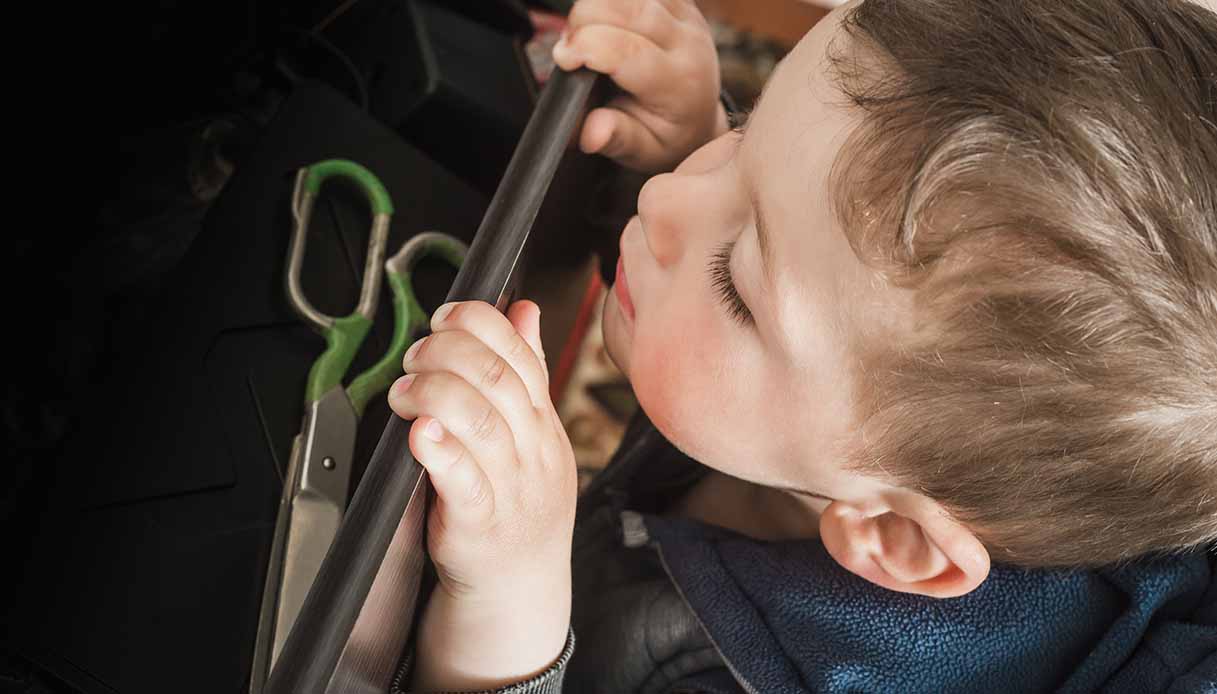Oggetti pericolosi per i bambini che abbiamo in casa: ecco a cosa prestare attenzione