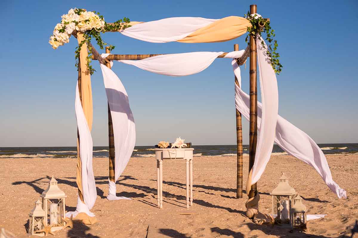 Come organizzare un matrimonio in spiaggia: i pro e i contro della location