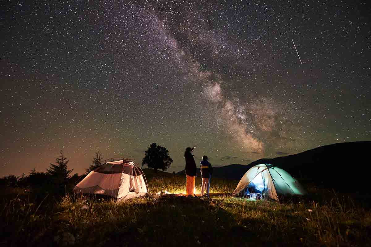Perché guardare il cielo notturno d'estate è una delle attività più belle da fare con i figli