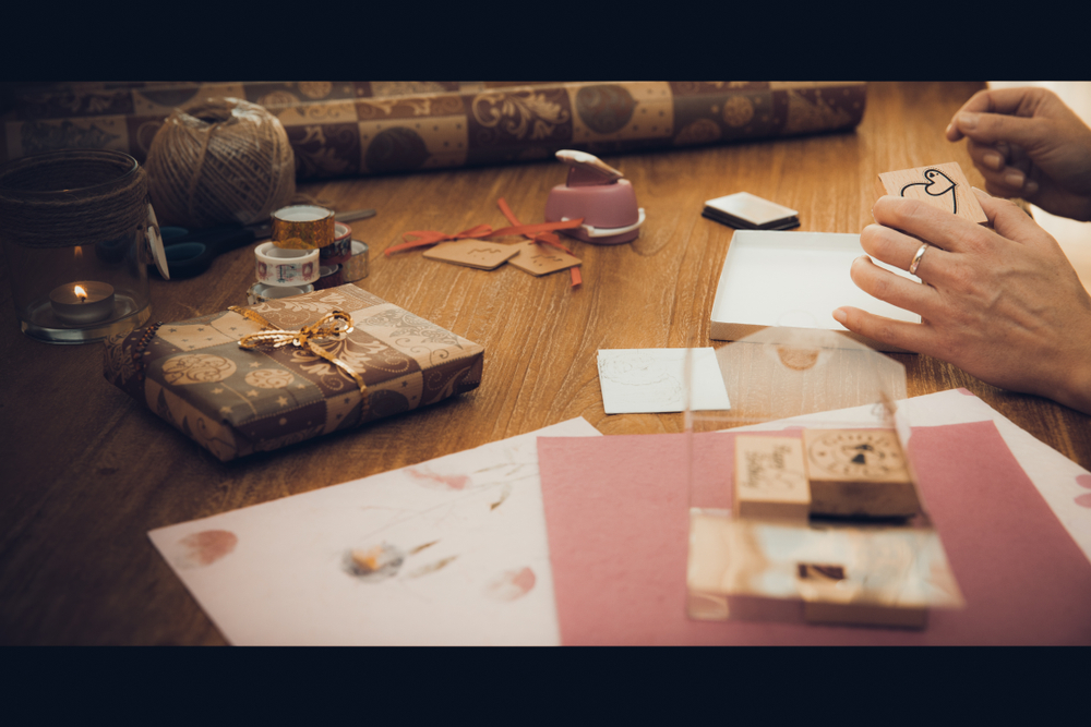 Pacchetti regalo minimal chic: come confezionare in pochi minuti