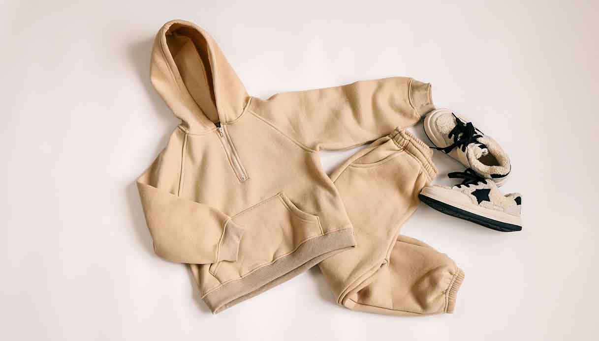 Basta snobbare i pantaloni della tuta: ecco come indossarli ed essere glamour