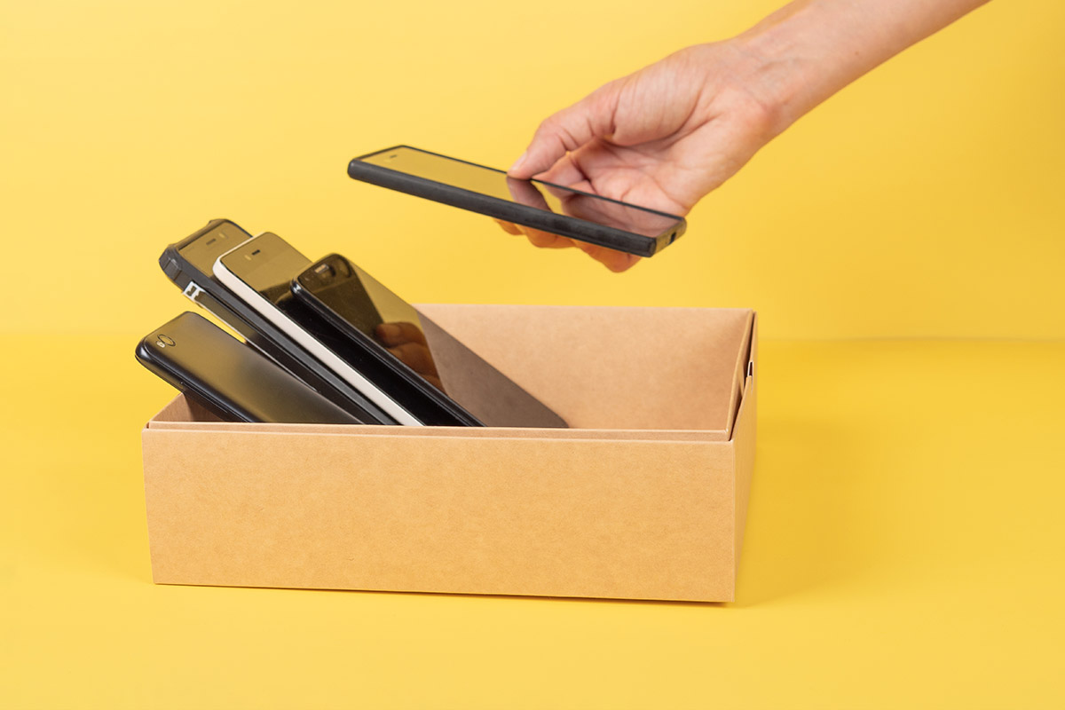 Il “parcheggio degli smartphone” in casa: la nuova abitudine delle famiglie