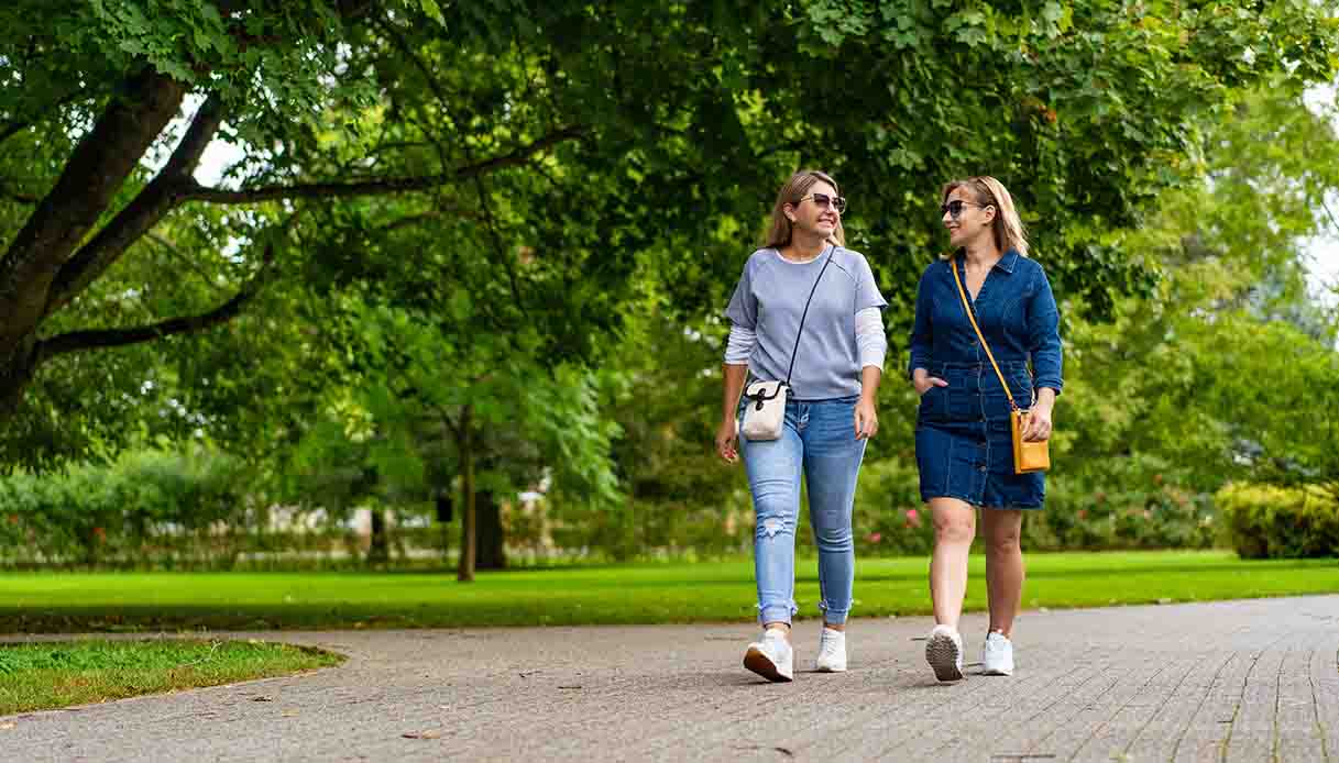 Look casual per passeggiate primaverili: ecco cosa indossare