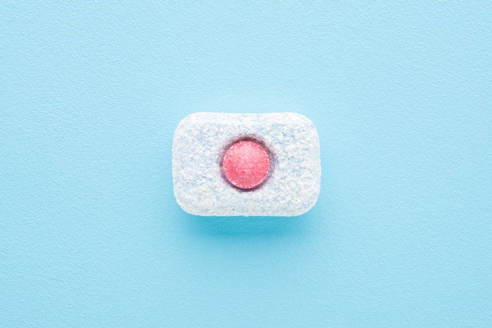 Come pulire la porta o le piastrelle della doccia con una pastiglia per lavastoviglie