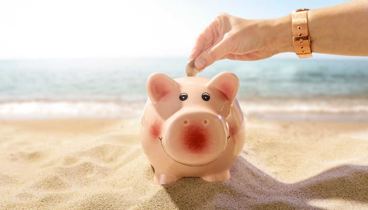 Come mettere da parte soldi prima dell’estate per vacanze più serene