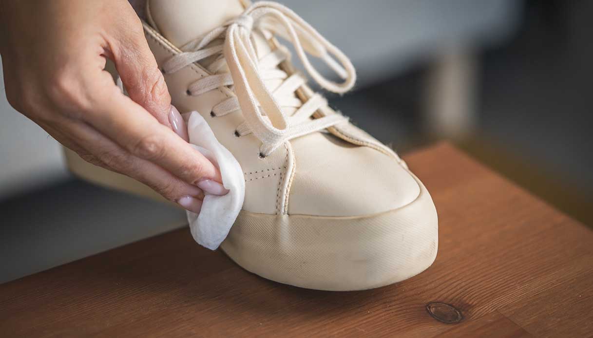 Come togliere la cera dalle scarpe: il metodo che mi ha insegnato mia mamma e altri rimedi