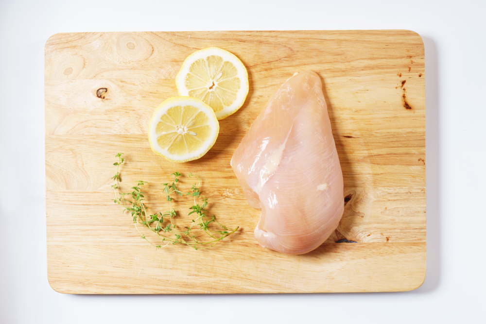 Perché non dovresti lavare il pollo prima di cucinarlo?