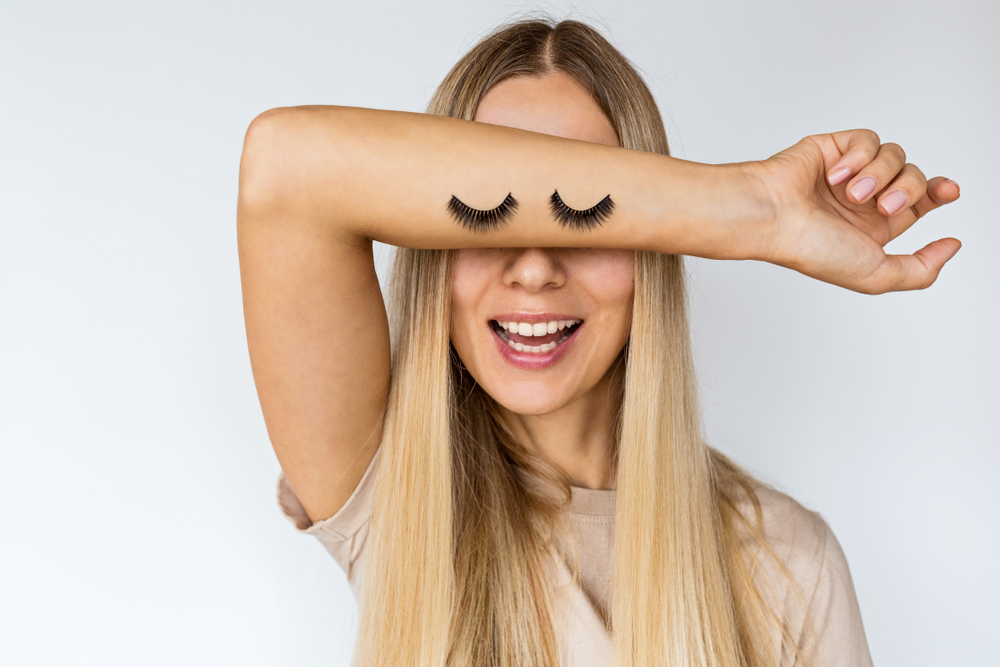 Ciglia finte: benefici e precauzioni per un look glamour