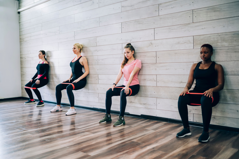 3 esercizi di pilates a muro contro il mal di schiena