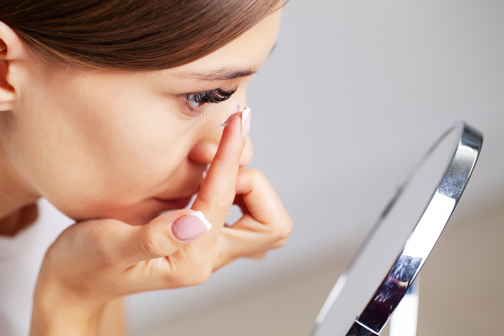 Bisogna truccare l’occhio prima o dopo aver inserito le lenti a contatto?