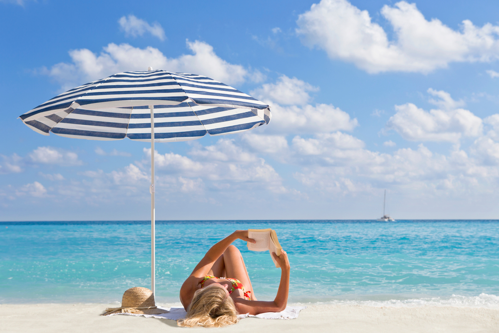 Cosa leggere ad agosto: 5 libri sotto l'ombrellone che ti faranno viaggiare con la mente