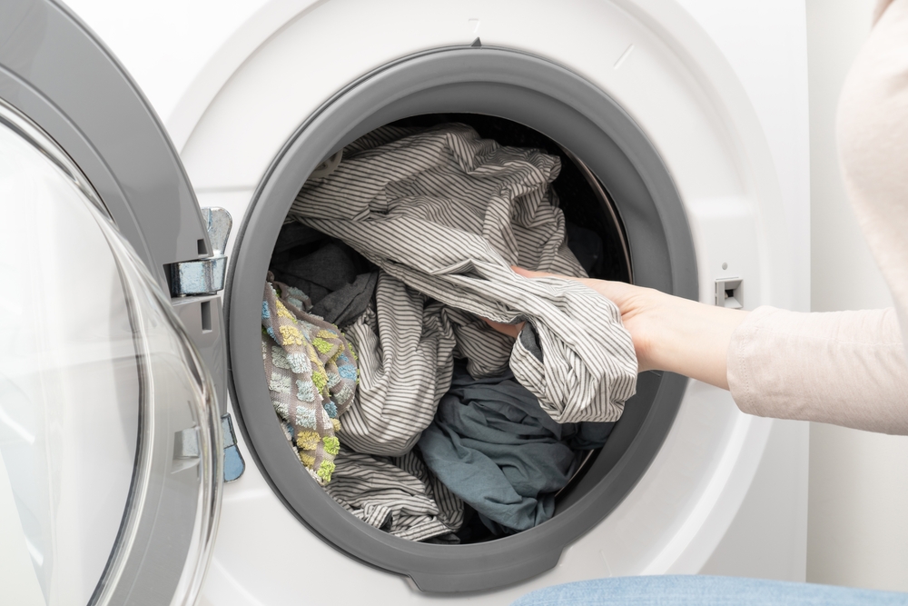 Bucato dimenticato in lavatrice, quando va rilavato?