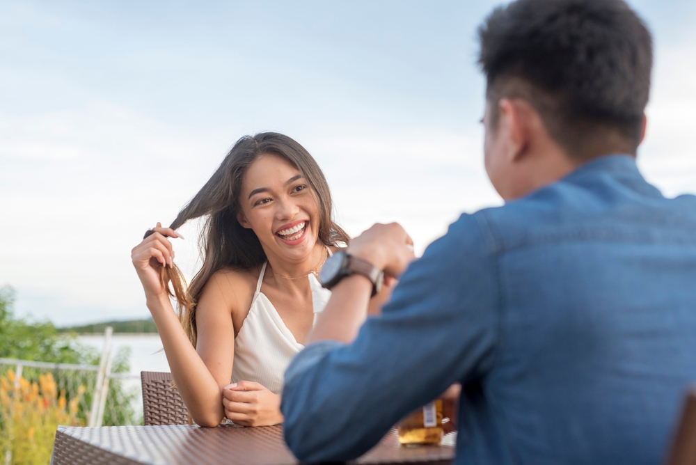Psicologia del primo incontro: le green flags da cercare subito nel partner