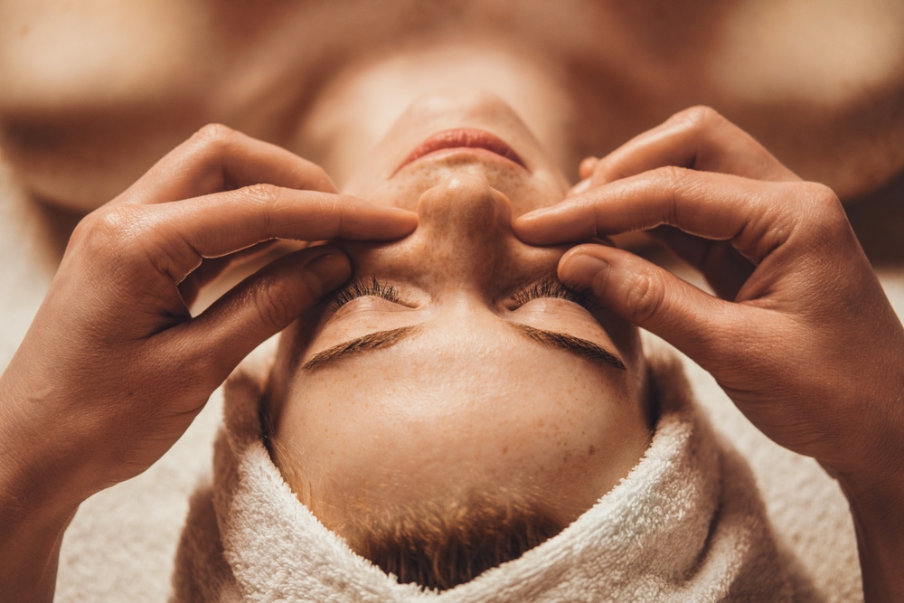 Massaggio facciale Bojin, l'antico segreto per una pelle radiosa