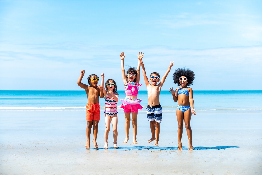 Bambini e sicurezza in acqua: di che colore scegliere il costume?