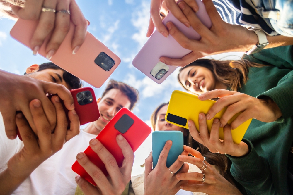 Dipendenza da social, sintomi e fattori di rischio per gli adolescenti