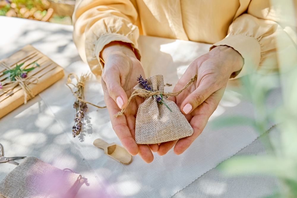 Come profumare i vestiti nelle scatole