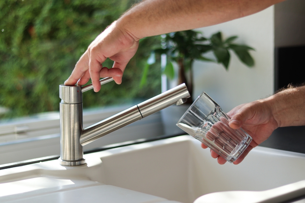 È sicuro bere l’acqua del rubinetto?