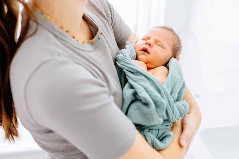 È normale che il neonato dorma solo in braccio?